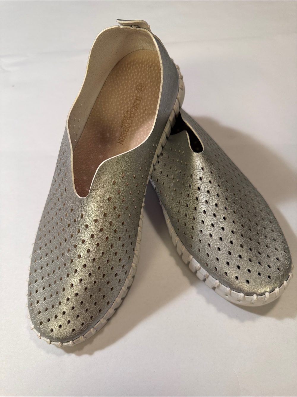Ilse Jacobsen Metallic Silver Perforated Slip-On Sneakers Size 39